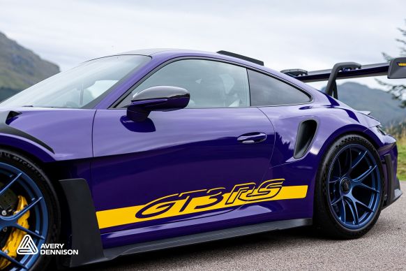 Avery SWF Power Purple Metallic Gloss Autofolie Porsche GT3 RS foliert