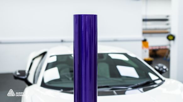 Avery SWF Vibrant Violet Metallic Gloss - Yiannimize Sonderfarbe Rolle Nahaufnahme